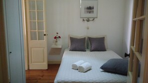 2 bedrooms, iron/ironing board, cots/infant beds, free WiFi