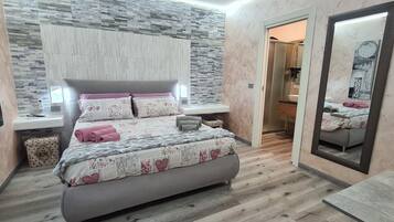 Classic-Doppelzimmer, 1 Queen-Bett, eigenes Bad | Zimmersafe, Schreibtisch, Verdunkelungsvorhänge, Bügeleisen/Bügelbrett