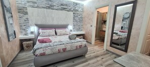 Classic Double Room, 1 Queen Bed, Private Bathroom | In-room safe, desk, blackout curtains, iron/ironing board - B&B Le Palme (Bulgarograsso)