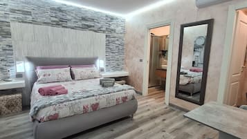 Classic-Doppelzimmer, 1 Queen-Bett, eigenes Bad | Zimmersafe, Schreibtisch, Verdunkelungsvorhänge, Bügeleisen/Bügelbrett