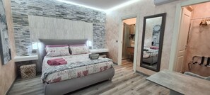 Classic Double Room, 1 Katil Ratu (Queen), Private Bathroom | Peti besi dalam bilik, meja, langsir/tirai gelap terus 