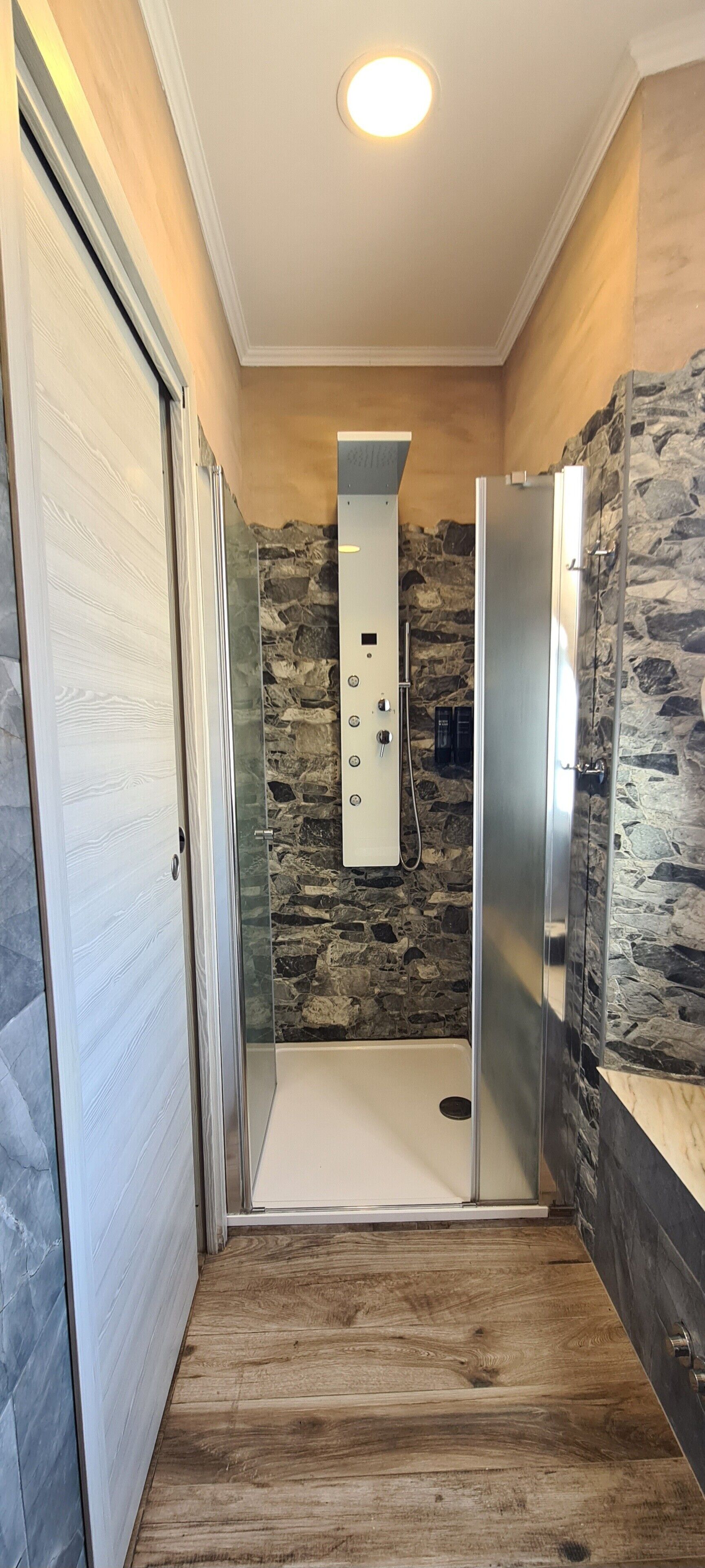 Camera quadrupla, letti multipli, bagno privato | Bagno | Doccia, doccia idromassaggio, asciugacapelli, asciugamani