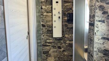 Camera quadrupla, letti multipli, bagno privato | Bagno | Doccia, doccia idromassaggio, asciugacapelli, asciugamani