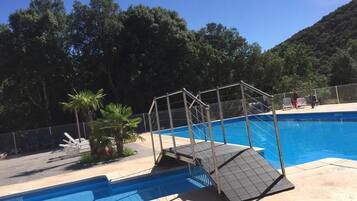 2 albercas al aire libre