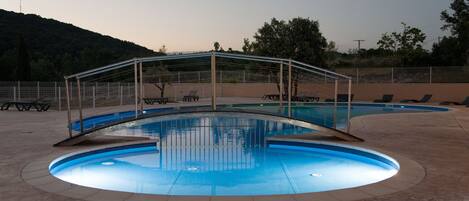 2 albercas al aire libre