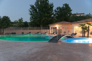 2 outdoor pools