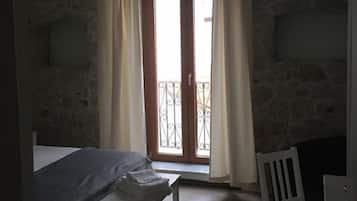 Una scrivania, tende oscuranti, insonorizzazione, ferro/asse da stiro