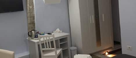 Kahden hengen huone (1 Floor) | Työpöytä, pimennysverhot, äänieristys, silitysrauta/-lauta