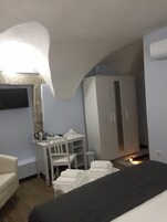 Escritorio, cortinas blackout y sistema de insonorización 