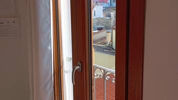 Quarto casal (Attic) | Escrivaninha, cortinas blackout, quartos à prova de som