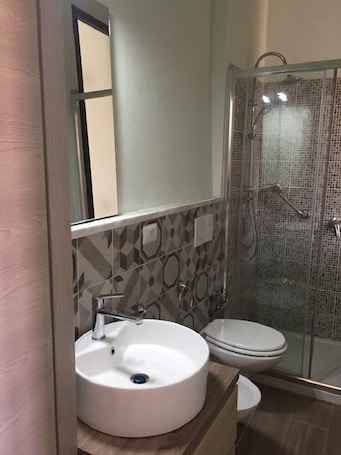 Doccia, soffione a pioggia, asciugacapelli, bidet. Bomarosa Rooms