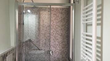 Dusche, Regendusche, Haartrockner, Bidet
