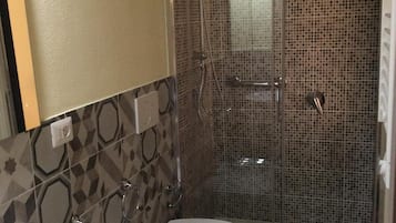 Buồng tắm vòi sen, vòi sen phun mưa, máy sấy tóc, chậu vệ sinh/vòi rửa