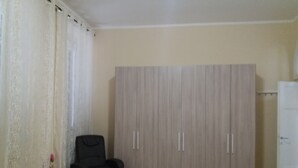 غرفة ثلاثية مريحة - بحمام مشترك | خزنة داخل الغرفة ومكتب وتجهيزات عازلة للصوت ومكواة/لوح كي