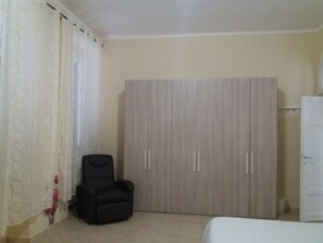 Comfort-Dreibettzimmer, Gemeinschaftsbad