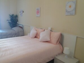 Comfort Triple Room, Shared Bathroom | In-room safe, individually decorated, individually furnished, desk - Villa Raffaella (Livorno)