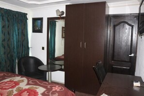 Standaard kamer | Een bureau, beddengoed