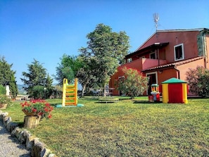 Área de juegos infantiles al aire libre