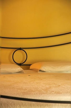 1 habitación, cubrecamas, decoración personalizada y muebles diferentes