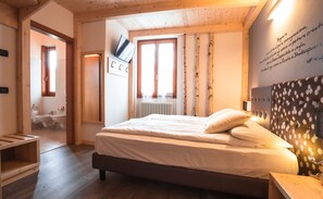 خزنة داخل الغرفة وبديكورات فريدة لكل غرفة وطراز فريد لكل وحدة ومكتب