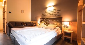 Superior Triple Room | In-room safe, individually decorated, individually furnished, desk