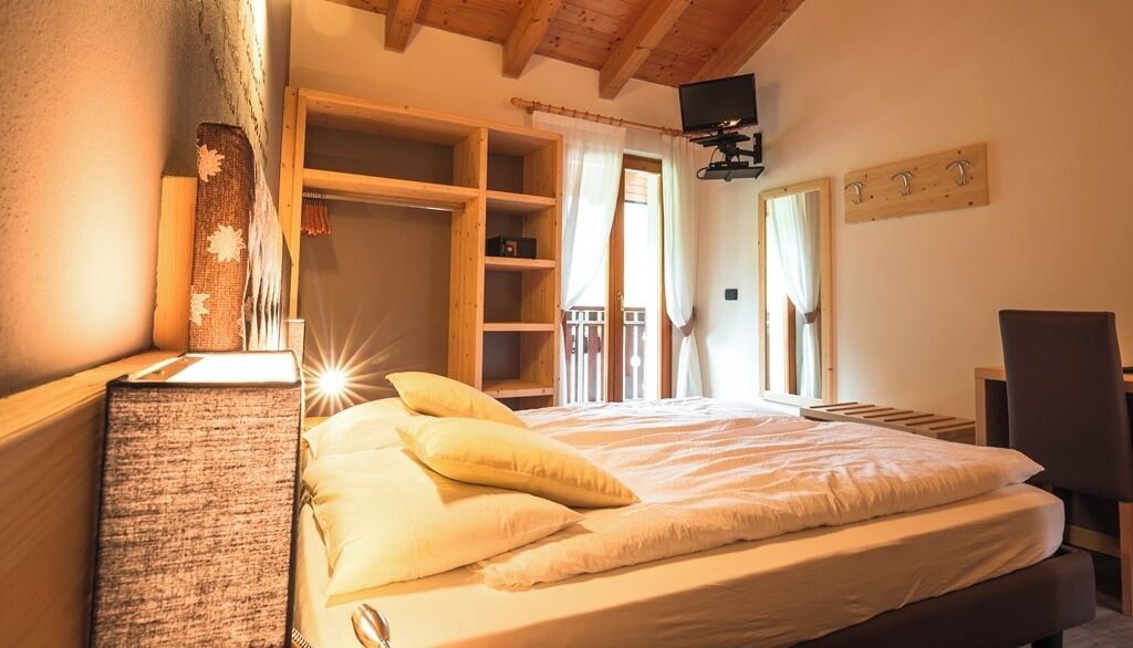 Superior-Dreibettzimmer | Wohnbereich | Flachbildfernseher