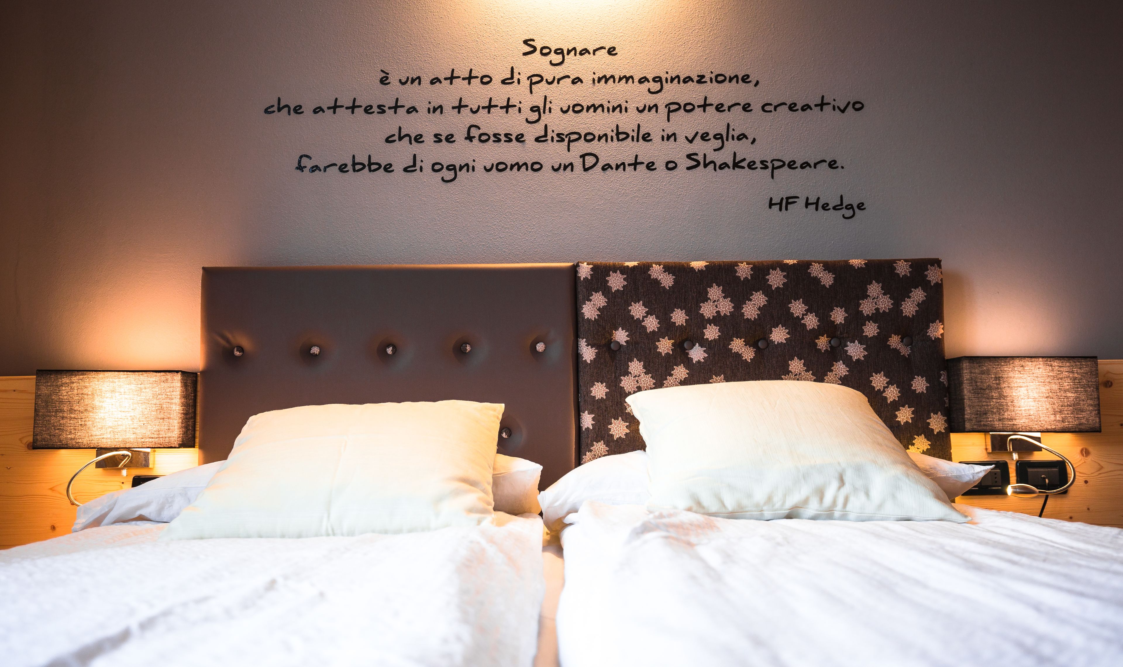 高级双人房或双床房 | 客房内保险箱、特色装修、特色家居、办公桌