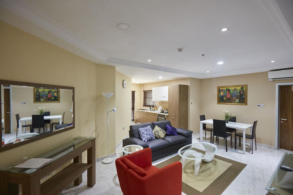 Appartement Exécutif, 1 chambre | Salle de séjour | Télévision à écran plat