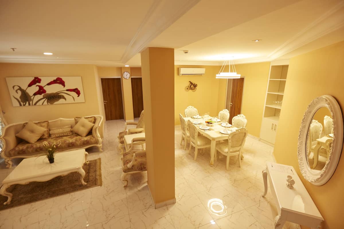 Appartement Royal, 2 chambres | Coin séjour | Télévision à écran plat