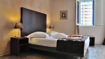 Habitación cuádruple | Decoración personalizada, muebles diferentes, escritorio y camas extra