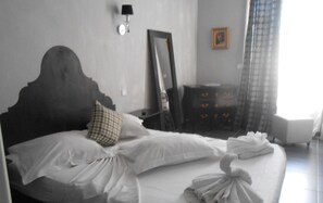 Individually decorated, individually furnished, desk, free WiFi - Hôtel Cortie (Thuir)