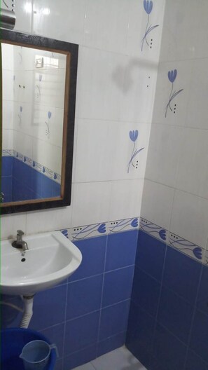 Shower, free toiletries, towels