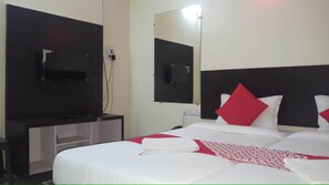 Desk, soundproofing, free WiFi, bed sheets