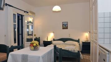 Estudio, vistas al jardín | Sistema de insonorización, tabla de planchar con plancha, wifi gratis