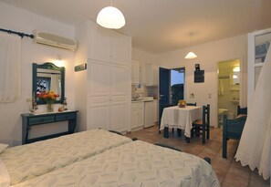 Estudio, vista parcial al mar | Insonorización, tabla de planchar con plancha y wifi gratis 