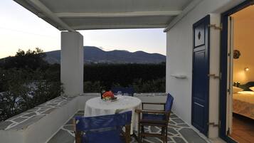 Estudio, vistas parciales al mar | Terraza o patio