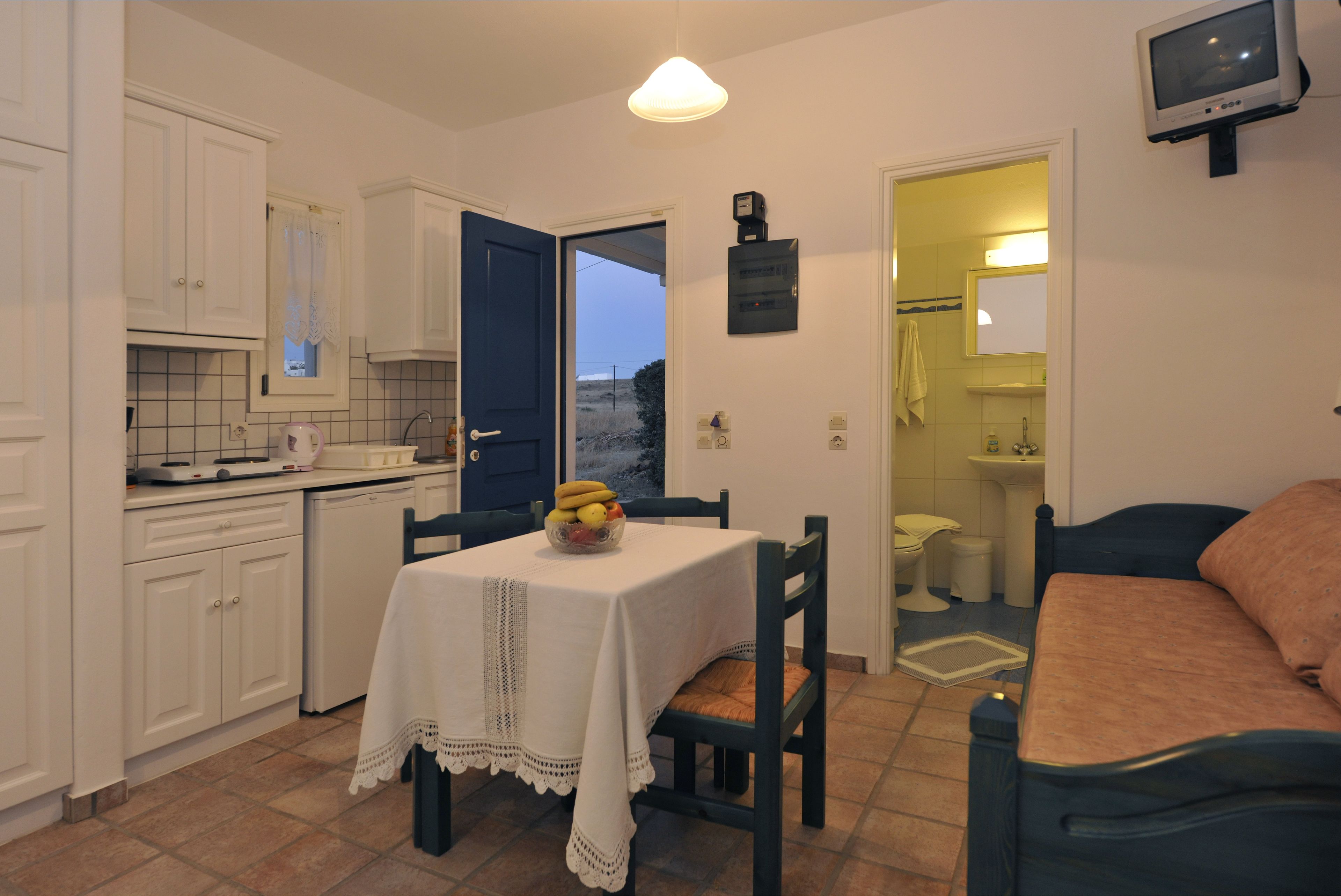 Estúdio, vista parcial para o mar | Quartos à prova de som, ferros/tábuas de passar roupa, Wi-Fi de cortesia