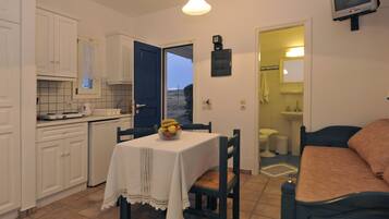 Studio, eingeschränkter Meerblick | Schallisolierte Zimmer, Bügeleisen/Bügelbrett, kostenloses WLAN