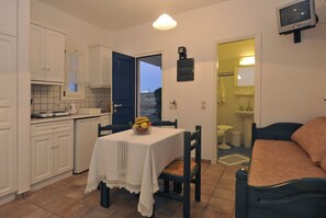 Estudio, vista parcial al mar | Insonorización, tabla de planchar con plancha y wifi gratis 