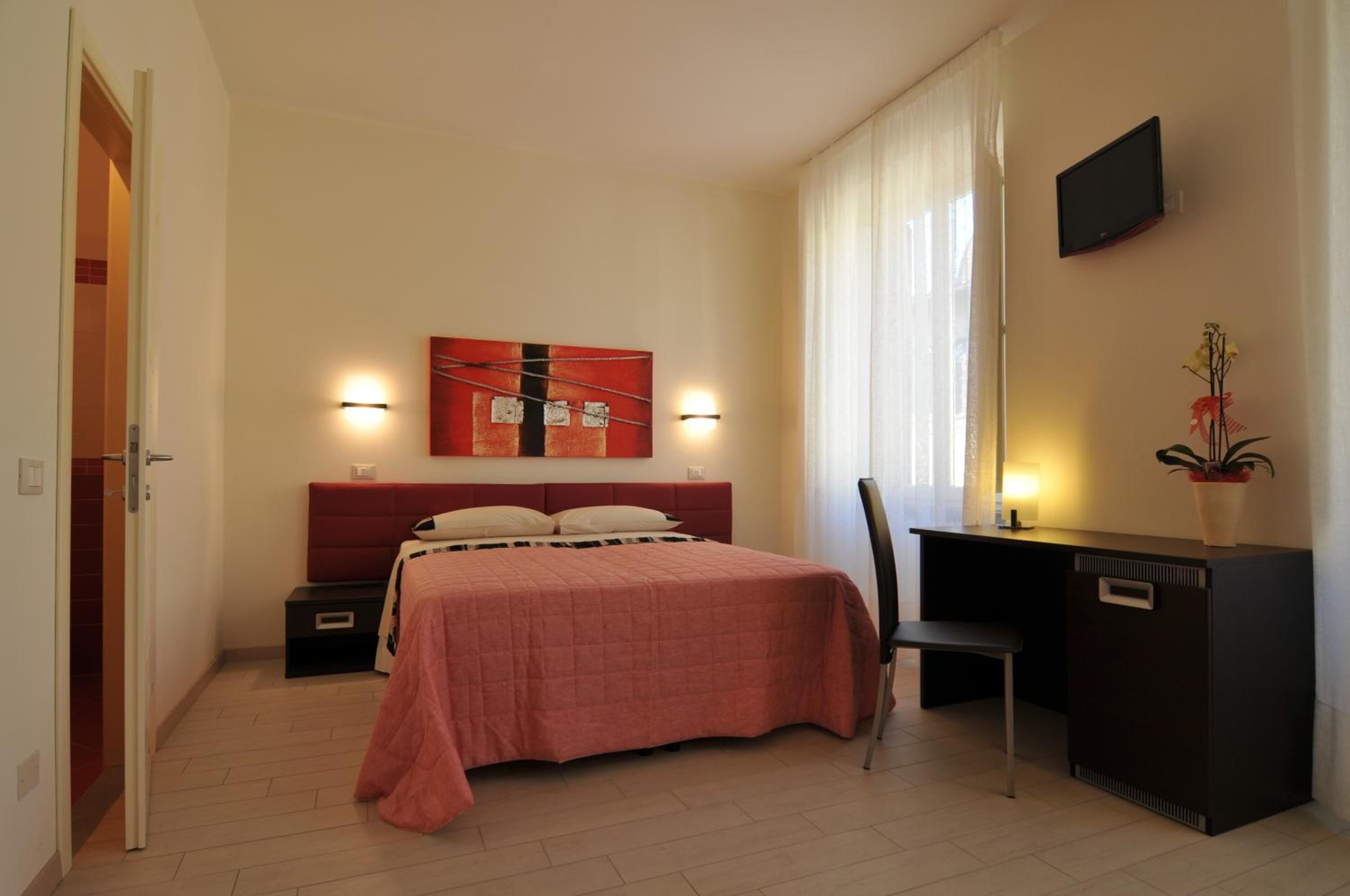 Minibar, desk, soundproofing, free WiFi