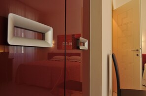 มินิบาร์, โต๊ะทำงาน, ห้องเก็บเสียง, Wi-Fi ฟรี