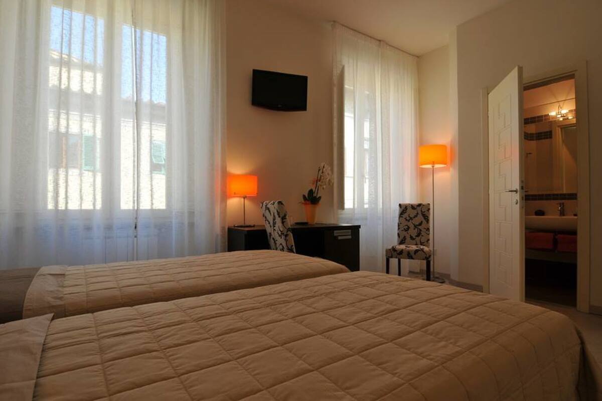 Kamer, 1 twee- of 2 eenpersoonsbedden | Een minibar, een bureau, geluiddichte muren, gratis wifi