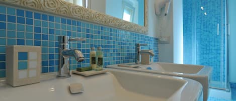 Ducha, secador de pelo, bidet, toallas