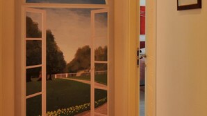 Un pasillo con una puerta que da a una vista panorámica de un parque.