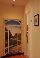 Un pasillo con una puerta que da a una vista panorámica de un parque.