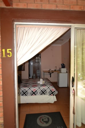 Desk, laptop workspace, blackout curtains, iron/ironing board - Guesthouse 4U (Emalahleni)