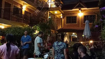 Breakfast, lunch, dinner served; international cuisine