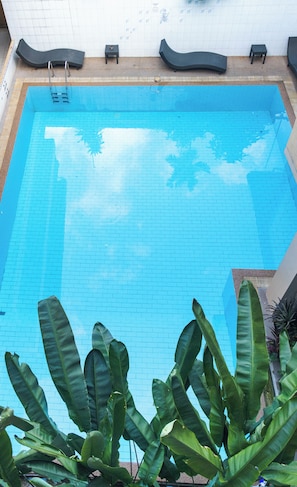 Outdoor pool, pool loungers - SK House (Chiang Mai)