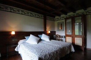 Kamar Double | Tirai kedap cahaya, setrika/meja setrika, Wi-Fi gratis, dan seprai linen