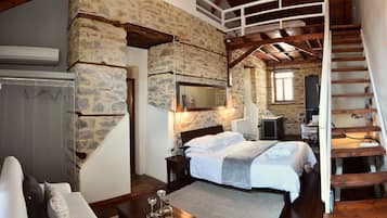 Suíte | Área de estar | TV de tela plana 40 polegadas com canais via satélite, TV, lareira